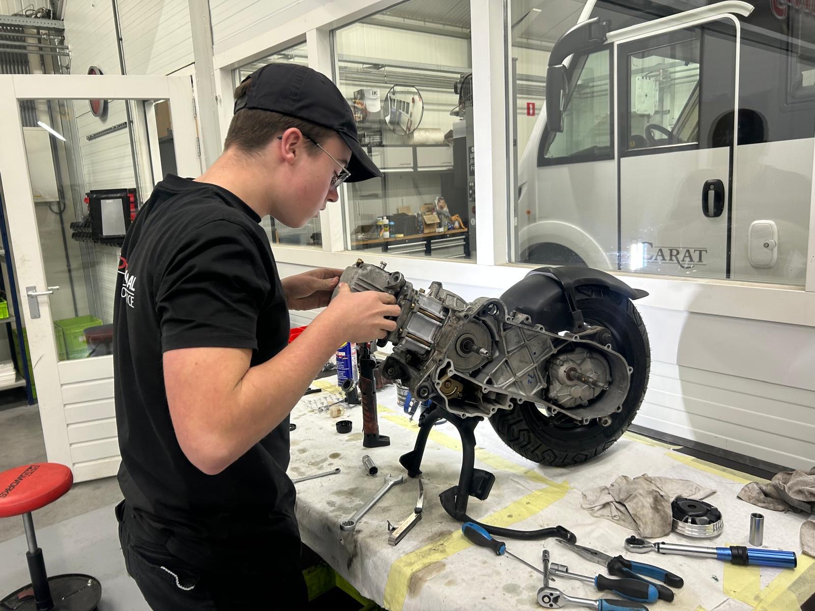 Technisch werk aan een scootermotor
